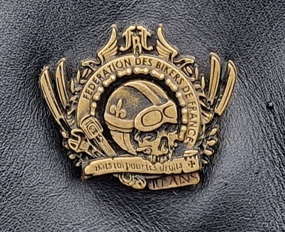 Broche FBF sur un cuir