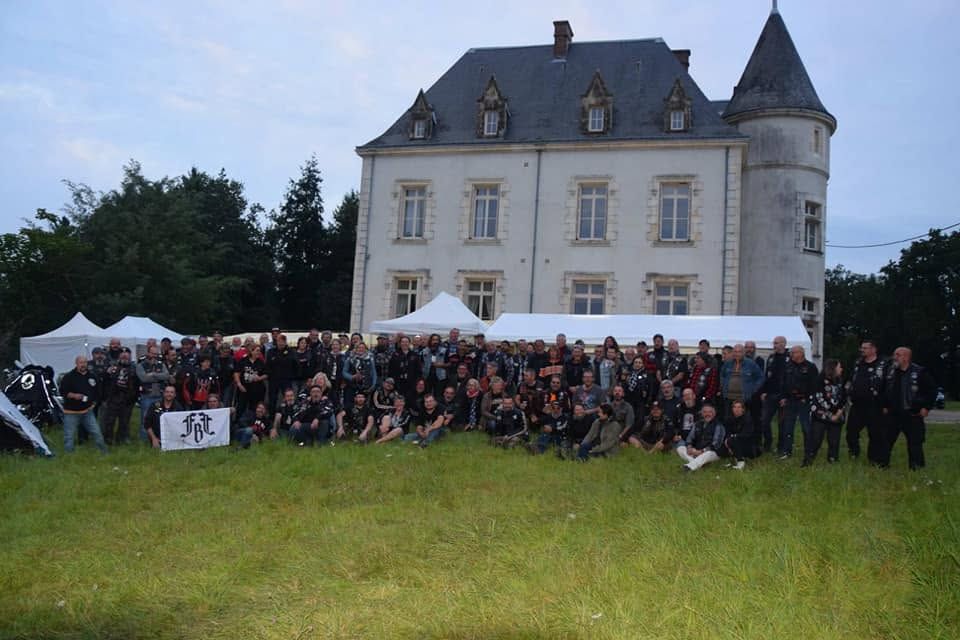Grande photo de groupe de la FBF devant un château, banderole FBF au premier rang