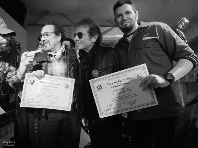 Deux Chevaliers présentent leur diplôme