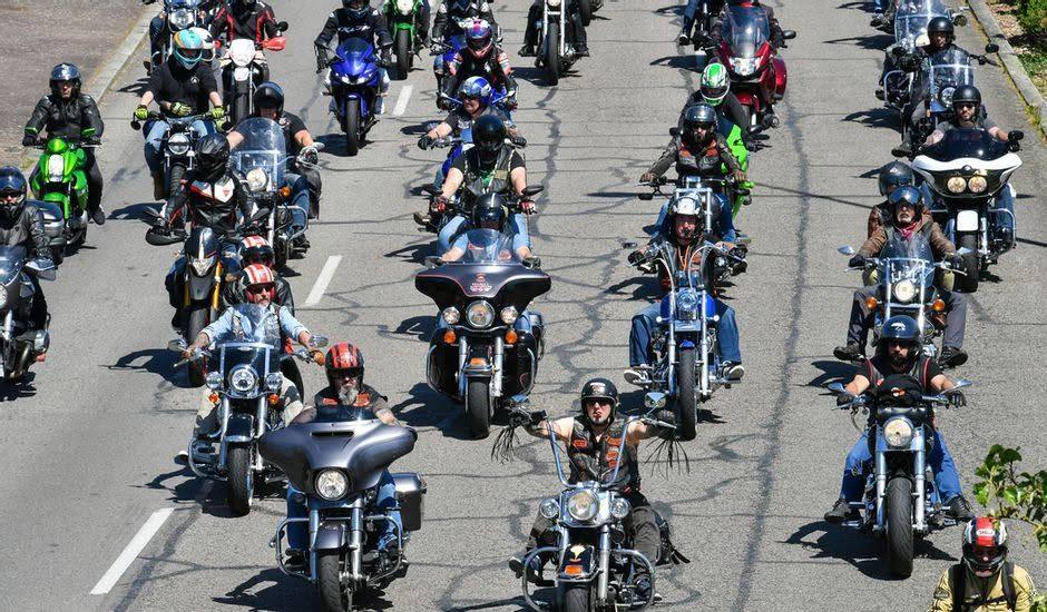 Cortège de motards en ville