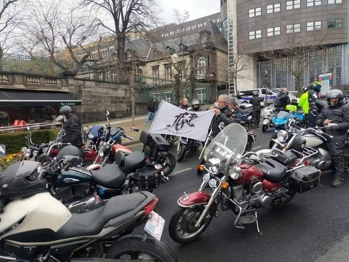 Motos et drapeaux FBF en manifestation