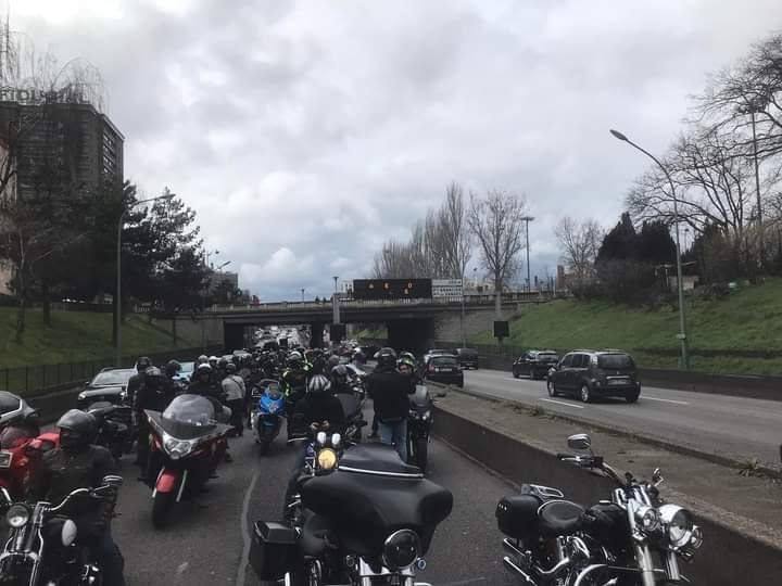 Motards à l'arrêt pendant la manifestation