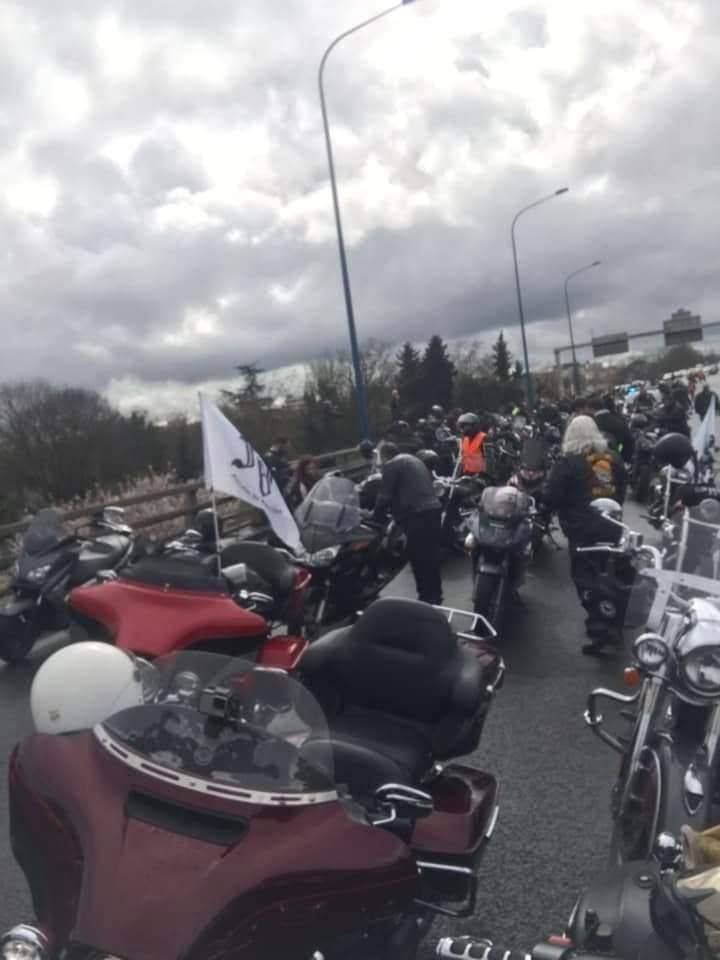 Motos garées pendant une manifestation