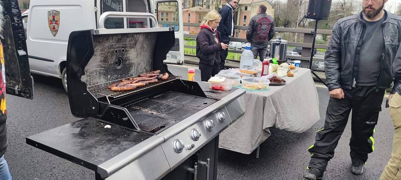 Barbecue des bikers sur la rocade toulousaine bloquée pendant la manifestation contre la ZFE