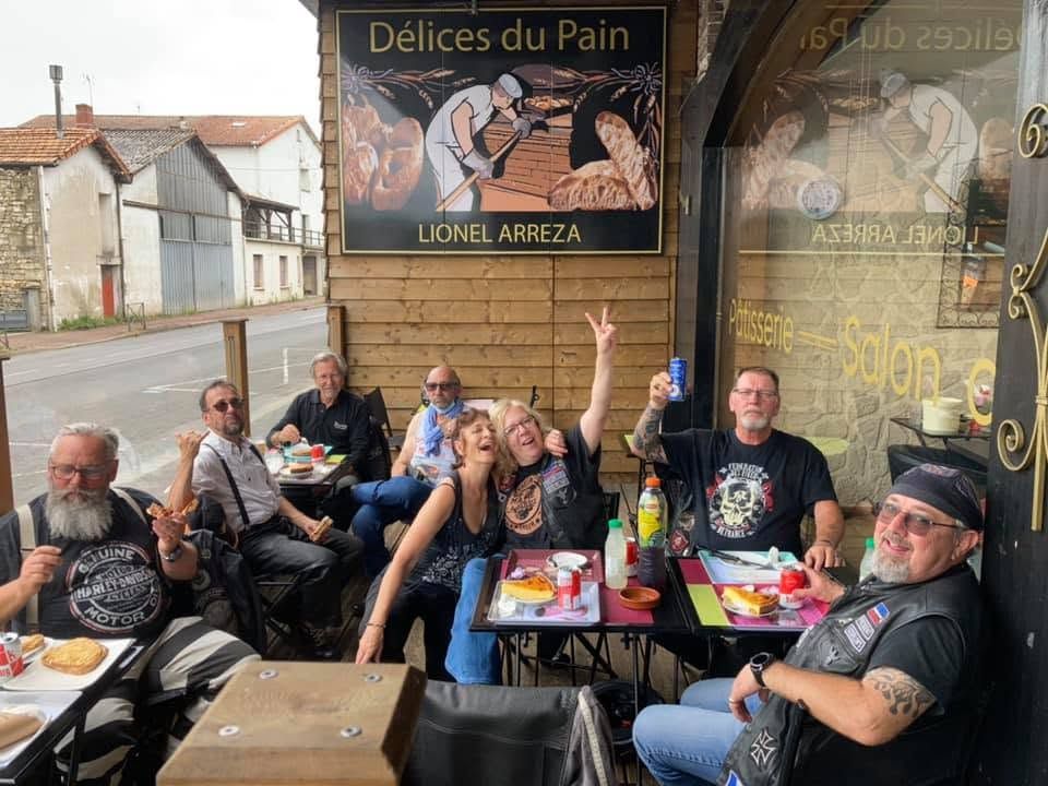 Pause en terrasse entre bikeuses et bikers de la FBF